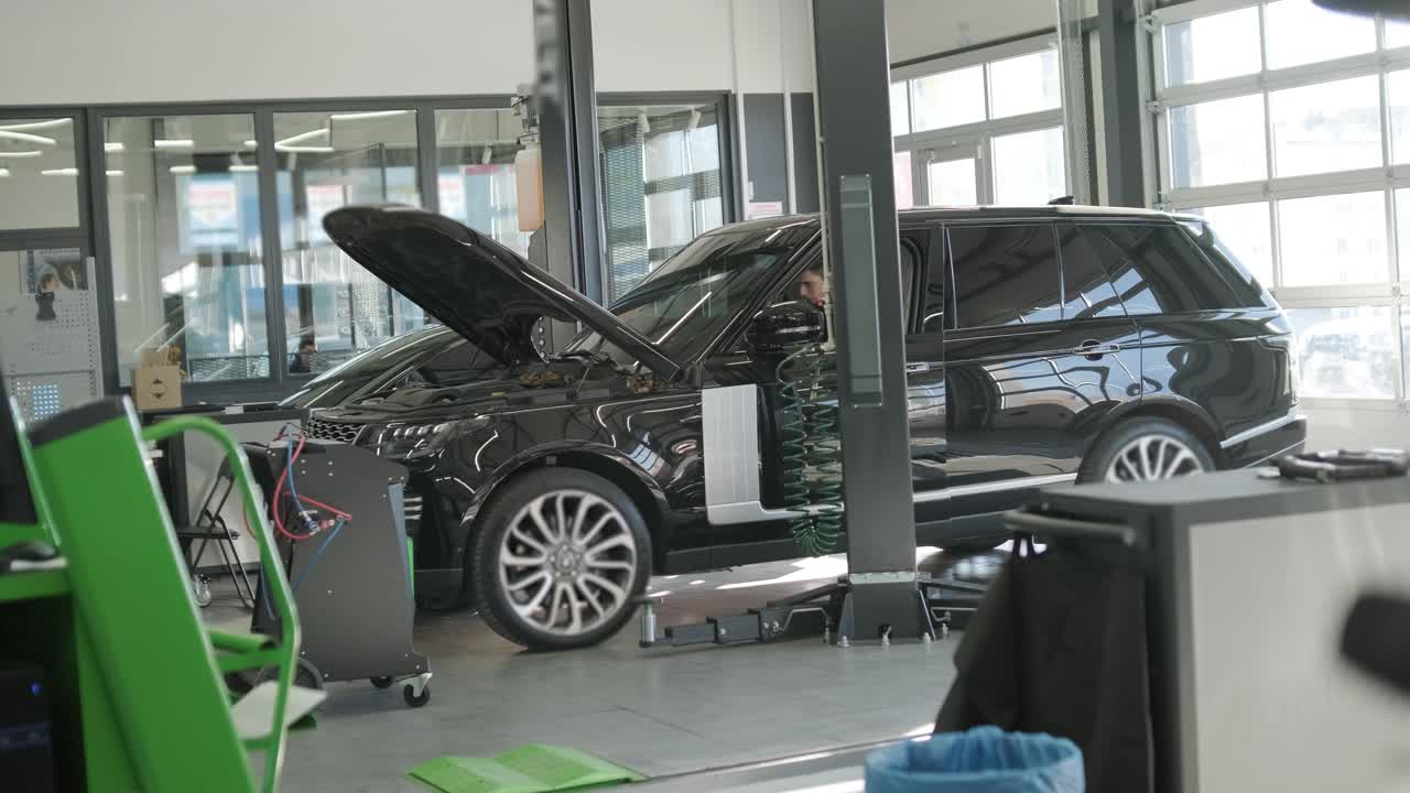 자동차 수리 공장에서 유지 보수 중인 자동차