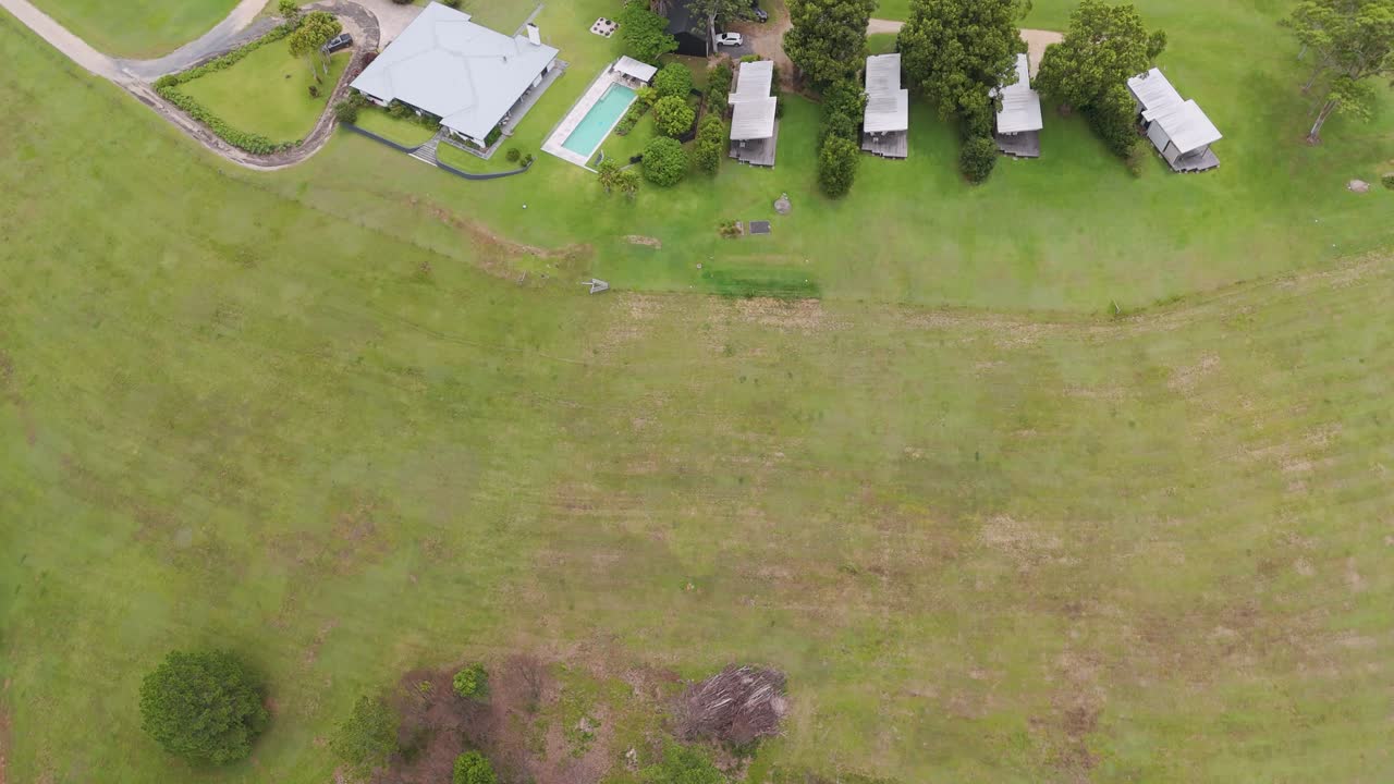 resort con piscina y bungalows en el verde