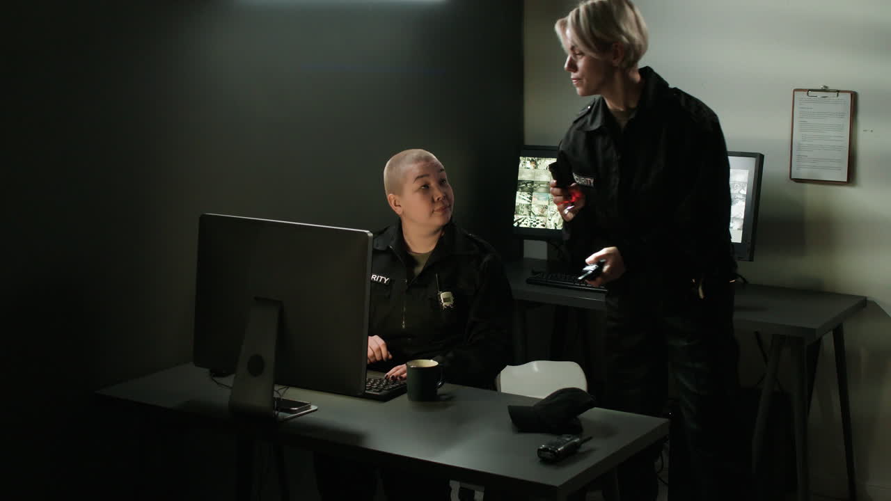 охранники, работающие в комнате