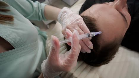 procedimiento de mesoterapia capilar en la clínica de cosmetología moderna