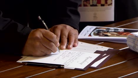 firma de libro conmemorativo en un funeral