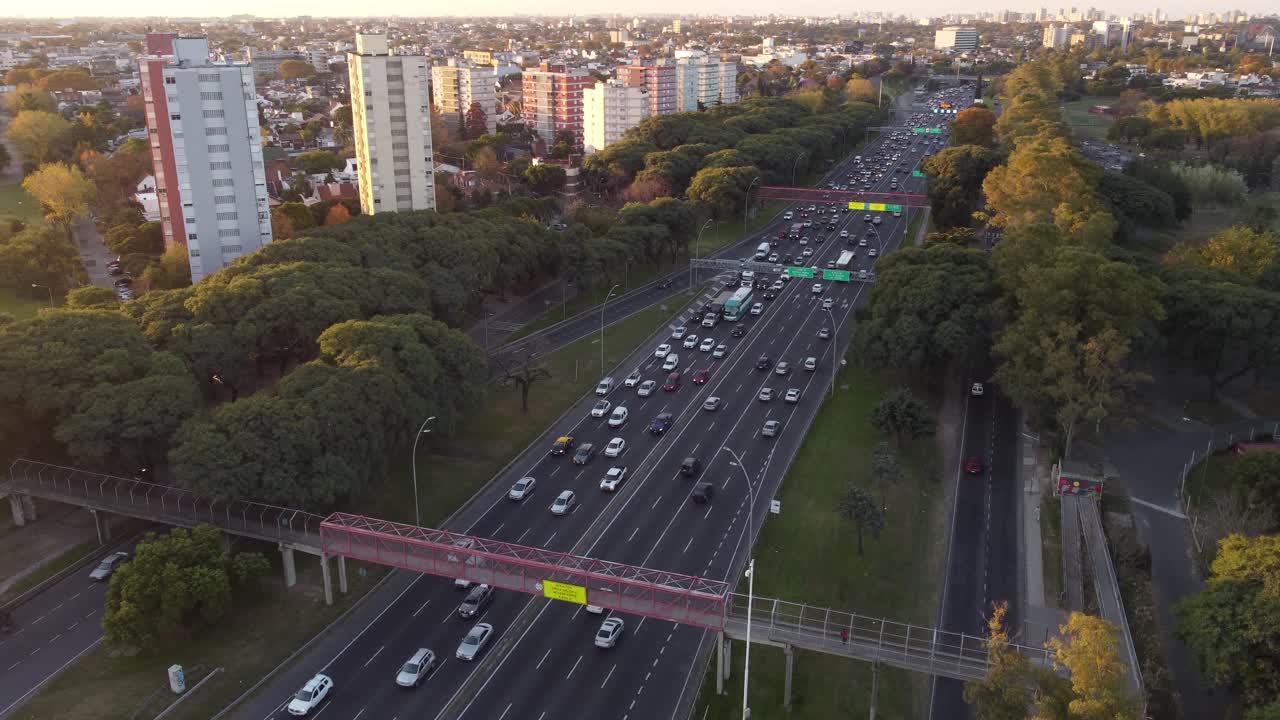 vista circular de drones del tráfico pesado en la autopista general paz al atardecer alrededor de buenos aires, argentina en américa del sur