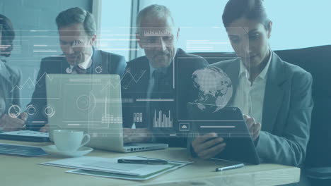 animación del procesamiento de datos financieros sobre diversas personas de negocios en la oficina