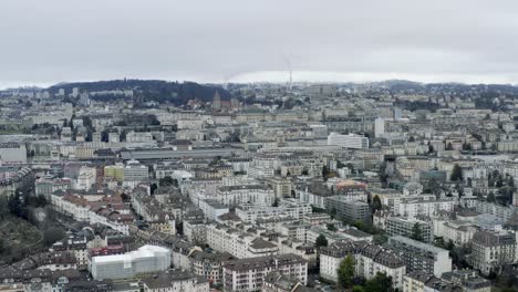 Drohne-Antenne-Des-Schönen-Schweizer-Stadtzentrums-Von-Lausanne-Am-Genfer-See-In-Der-Schweiz-Im-Winter,-Europa