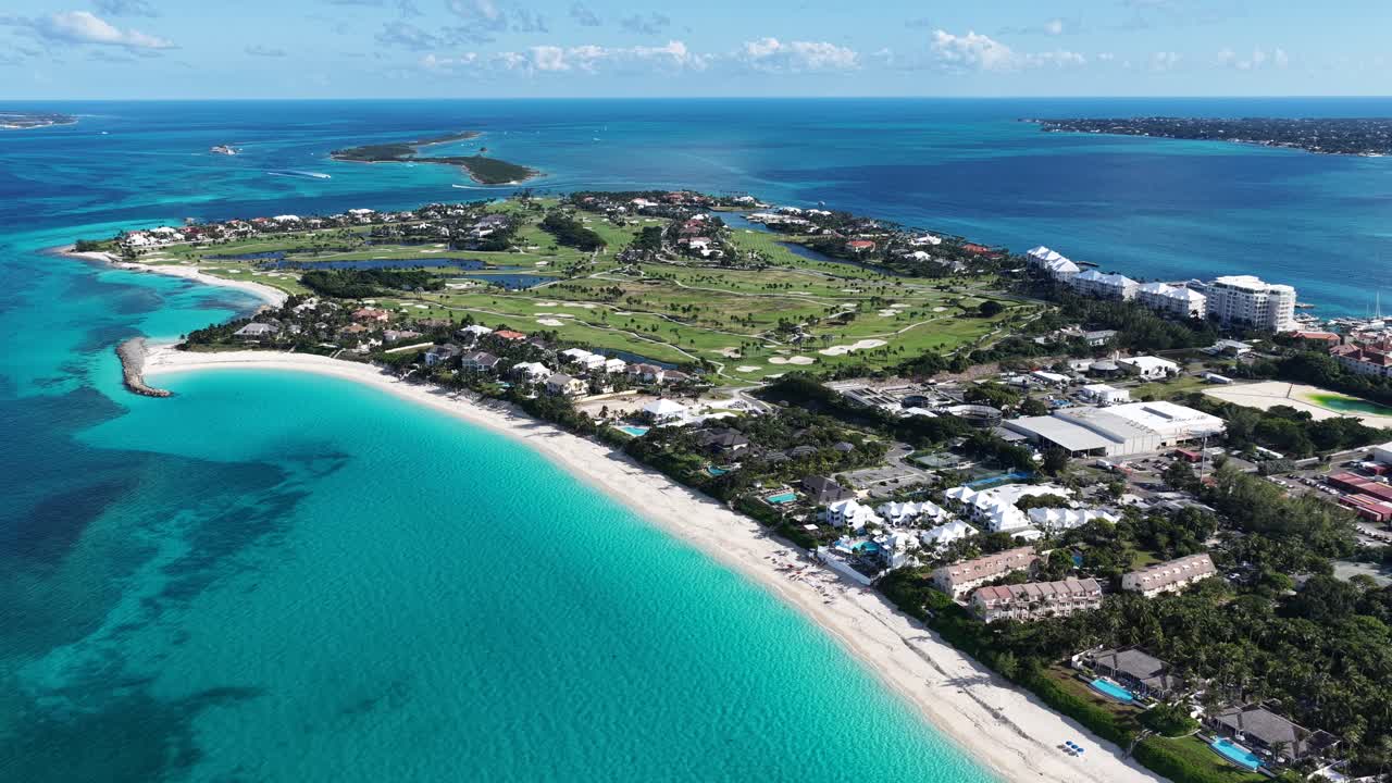 Panoráma Nassau na Paradise Island v Nassau na Bahamách. Plážová krajina. Centrum města. Cestovní destinace. Panoráma Nassau na Paradise Island v Nassau na Bahamách. Přírodní mořská krajina