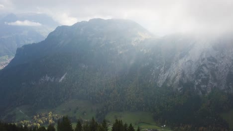 esta foto de dron está tomada desde la cima de una montaña en suiza