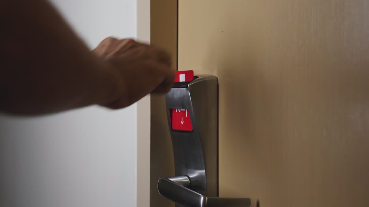 apertura de la puerta de la habitación por tarjeta de proximidad, digital o sin llave para autenticar. tecnología para la seguridad.