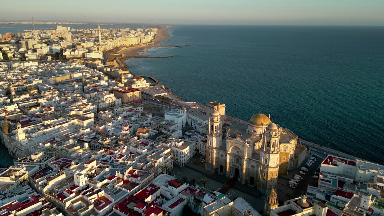 4K luftperspektiv af den berømte spanske by CADIZ
