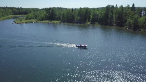 Bootsfamilie,-Die-Durch-Einen-Fluss-Mit-Wald-Im-Hintergrund-Fährt-Kvarken-Vaasa-Finnland