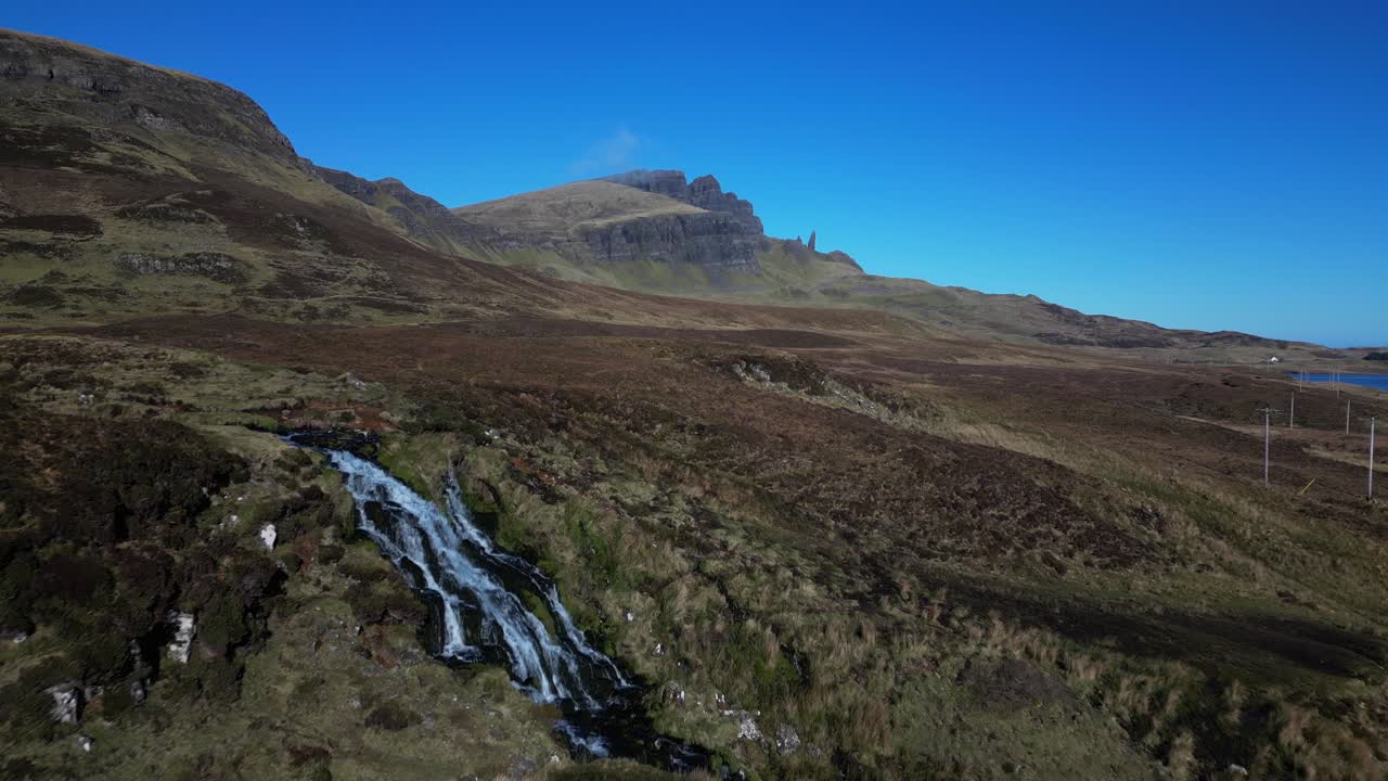 Avvicinamento dall'alto in slow motion a una cascata nella natura selvaggia delle Highlands scozzesi, a Brides Veil Falls, Trotternish, Isola di Skye