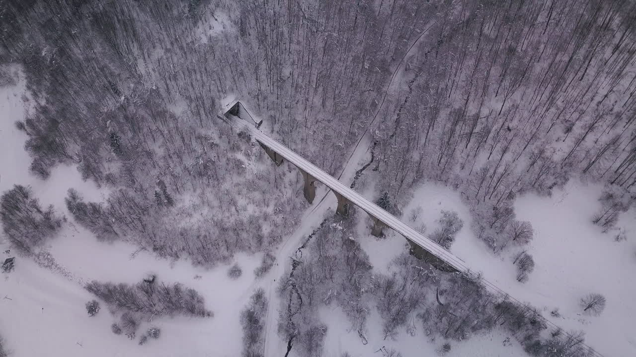 потрясающий снимок с воздуха, показывающий старый железнодорожный виадук с тоннелем, проходящим через гору в его конце