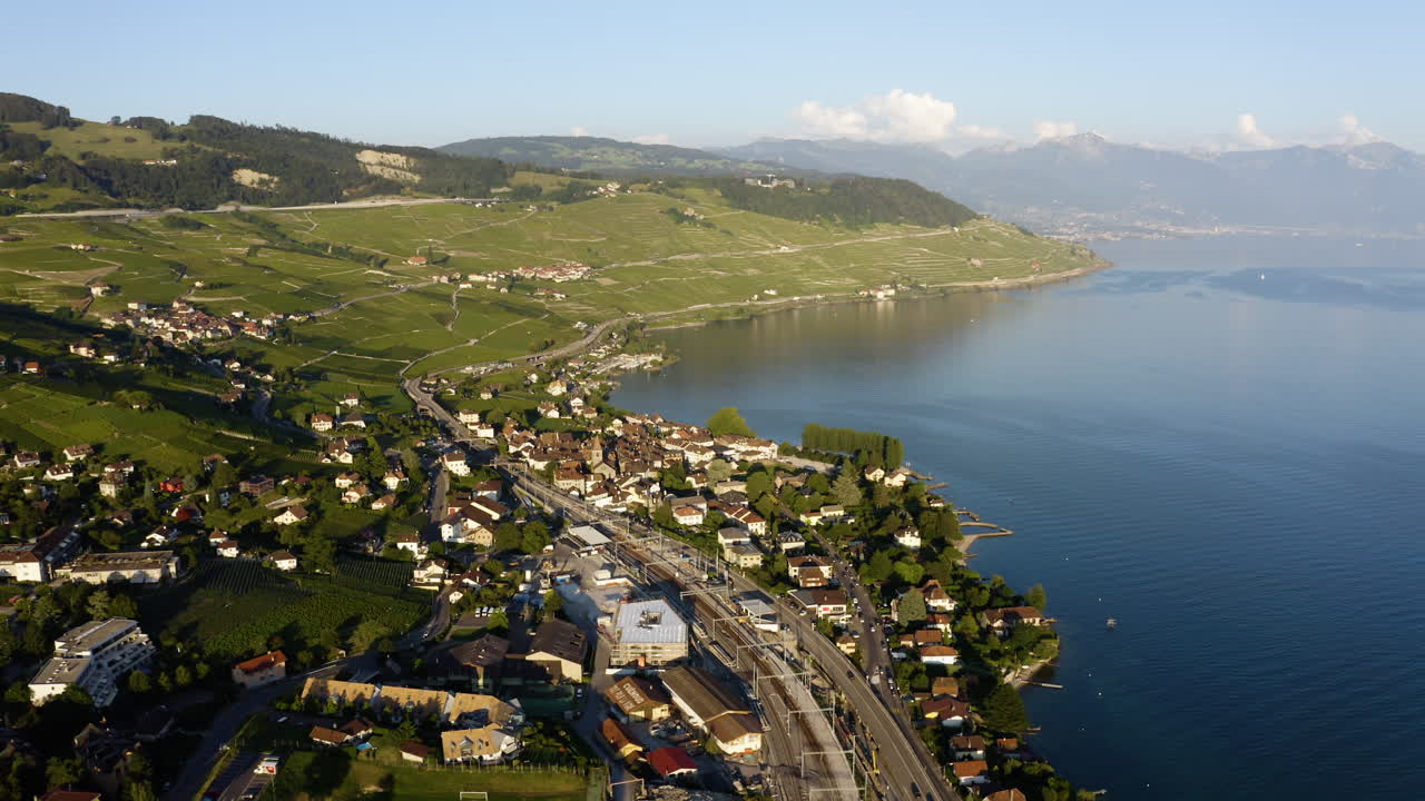 vista aérea de viñedos, pueblo de cully y ferrocarril en la orilla del lago de ginebra en lavaux, suiza