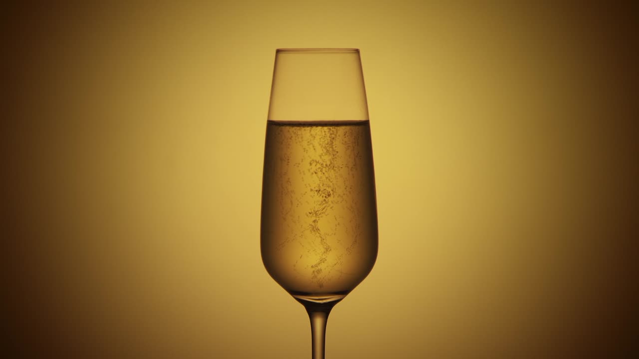 ⁇ 페인이나 스파클링 와인 한 잔 에 있는 거품