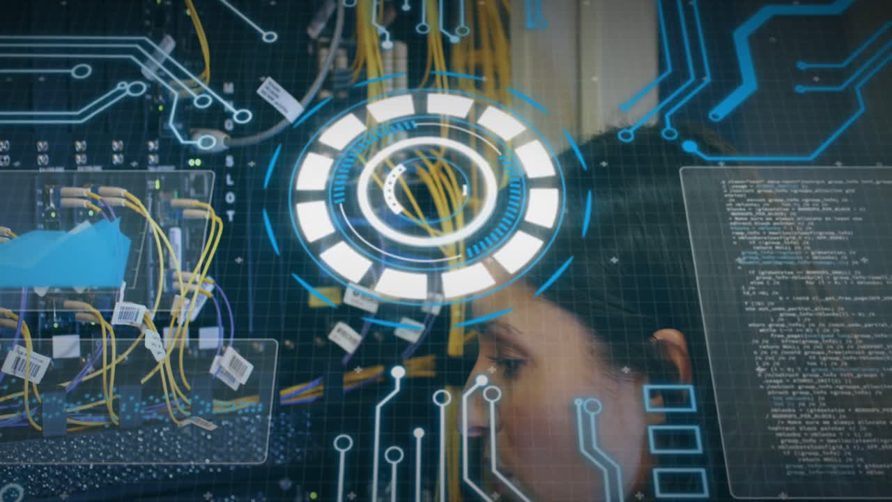 animación de escáner redondo y procesamiento de datos sobre ingeniera biracial que trabaja en la sala de servidores