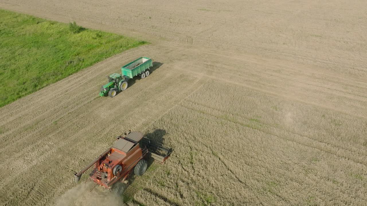 황색 밀을  ⁇ 는 수확기, 기계 뒤에 먼지 구름이 떠오르는 공중 촬영, 식품 산업, 노란색 곡물 수확 작물,  ⁇ 은 여름 날, 새 눈 드론 촬영