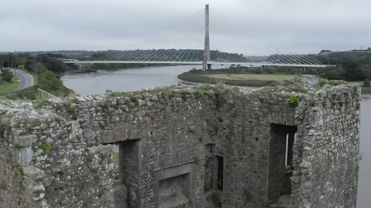 성 폐허의 상승 공중은 그 너머에 있는 현대식 사장교를 보여줍니다.