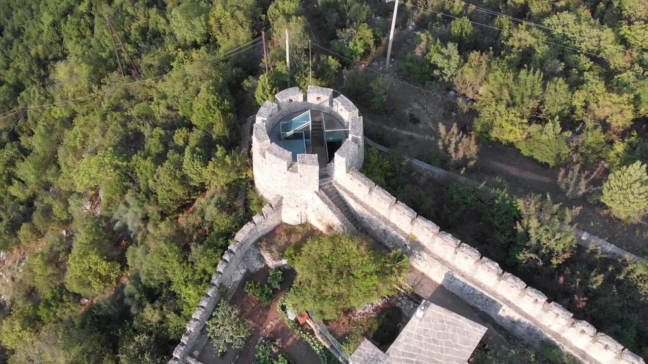 Aerea: drone che sorvola la fortezza di Počitelj, in Bosnia ed Erzegovina