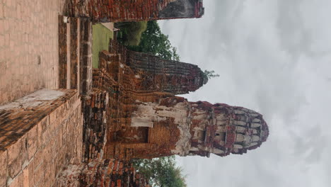 Vertikale-Der-Stadt-Phra-Nakhon-Si-Ayutthaya-In-Thailand,-Berühmt-Für-Pagoden--Und-Tempelruinen