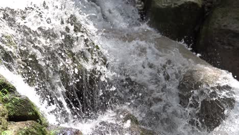 Primer-Plano-Del-Flujo-De-Agua-Sobre-Las-Rocas