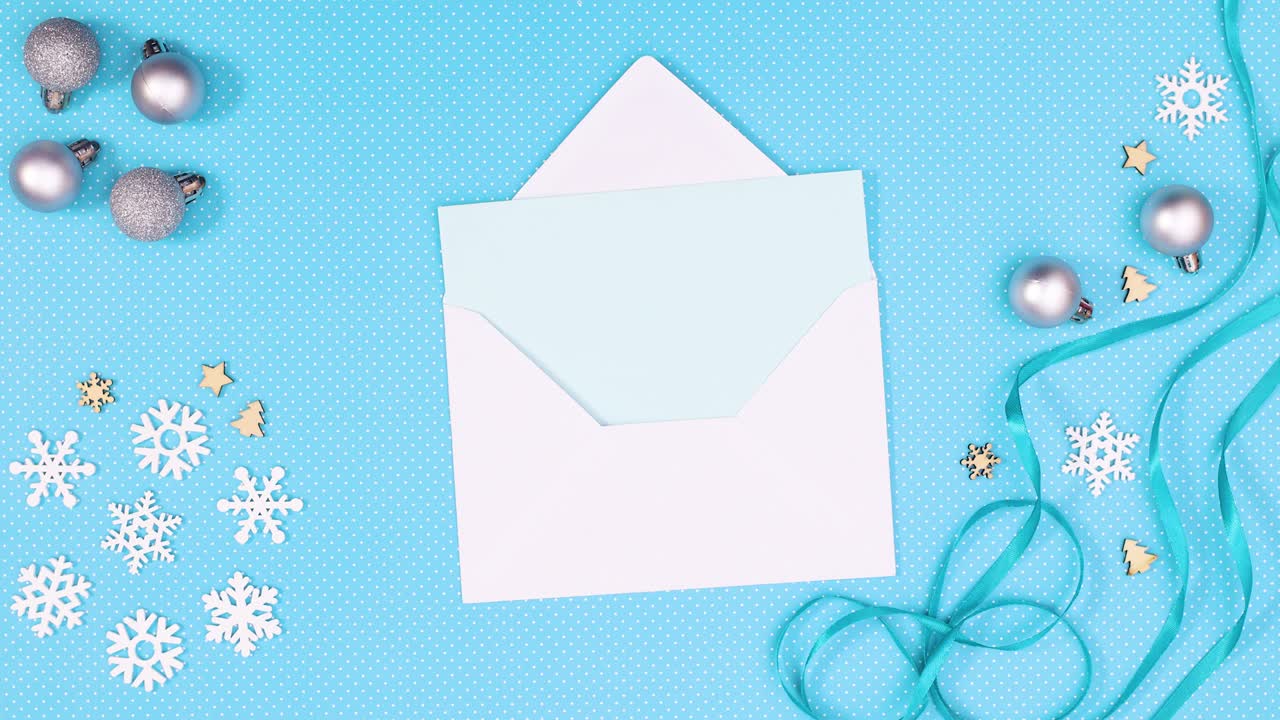 зимнее украшение появляется и бумага для желаний приходит из конверта на синюю тему.