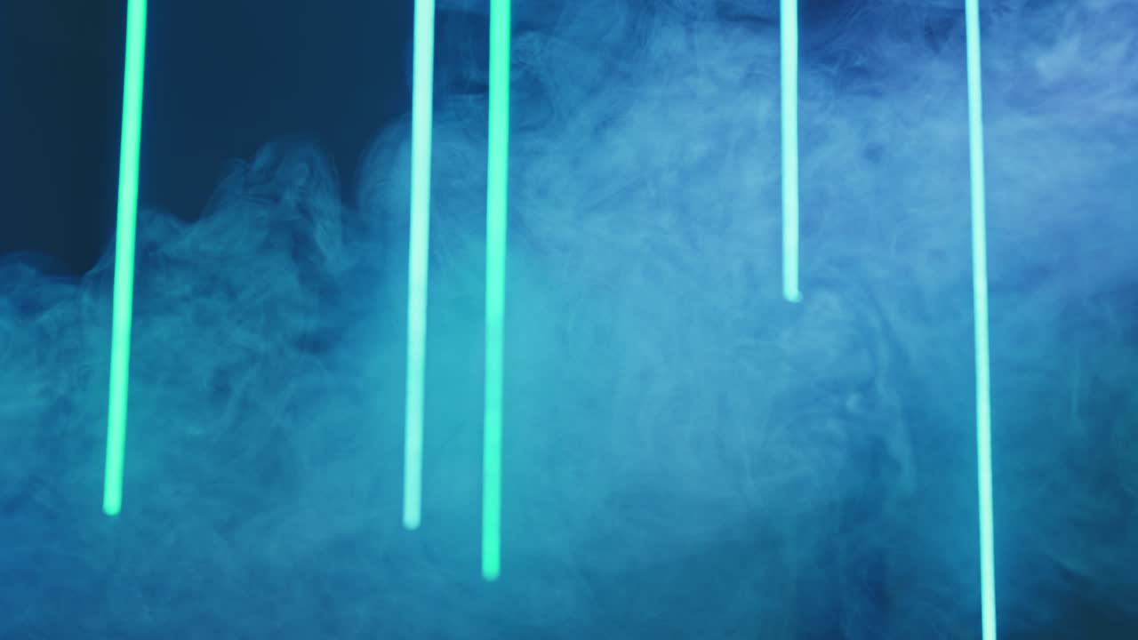 Luce al neon, fumo, sfondo illuminato verde e blu