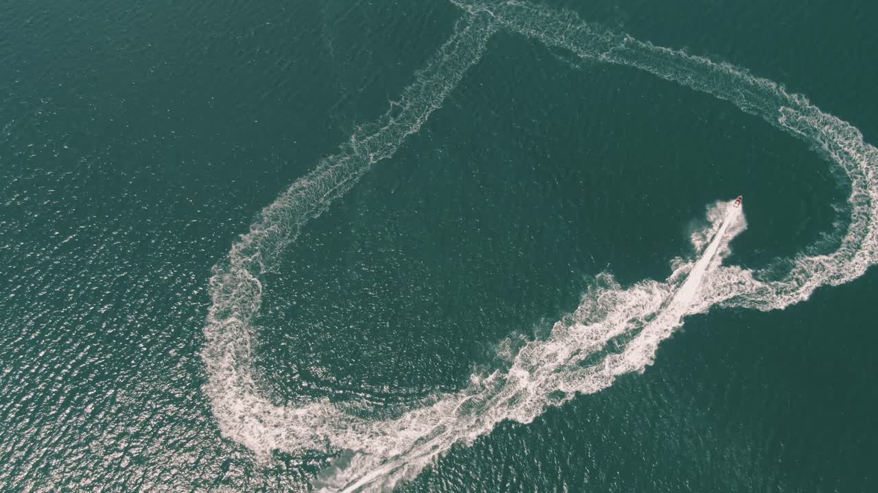 moto acuática creando formaciones únicas