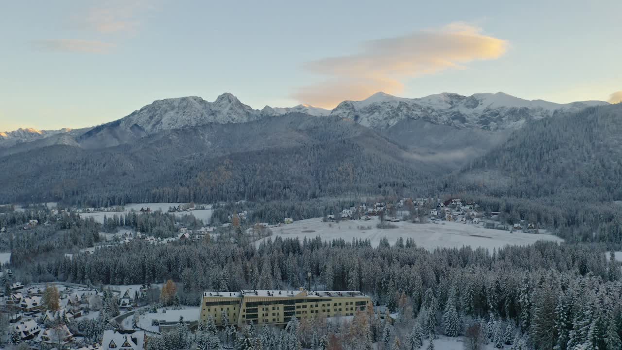 hoteles en la estación de esquí de zakopane en la montaña tatra durante el invierno en polonia