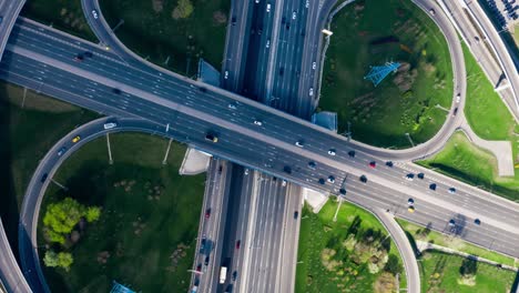 Vista-Aérea-Timelapse-De-Una-Intersección-De-Autopistas-Con-Senderos-De-Tráfico-En-Moscú.