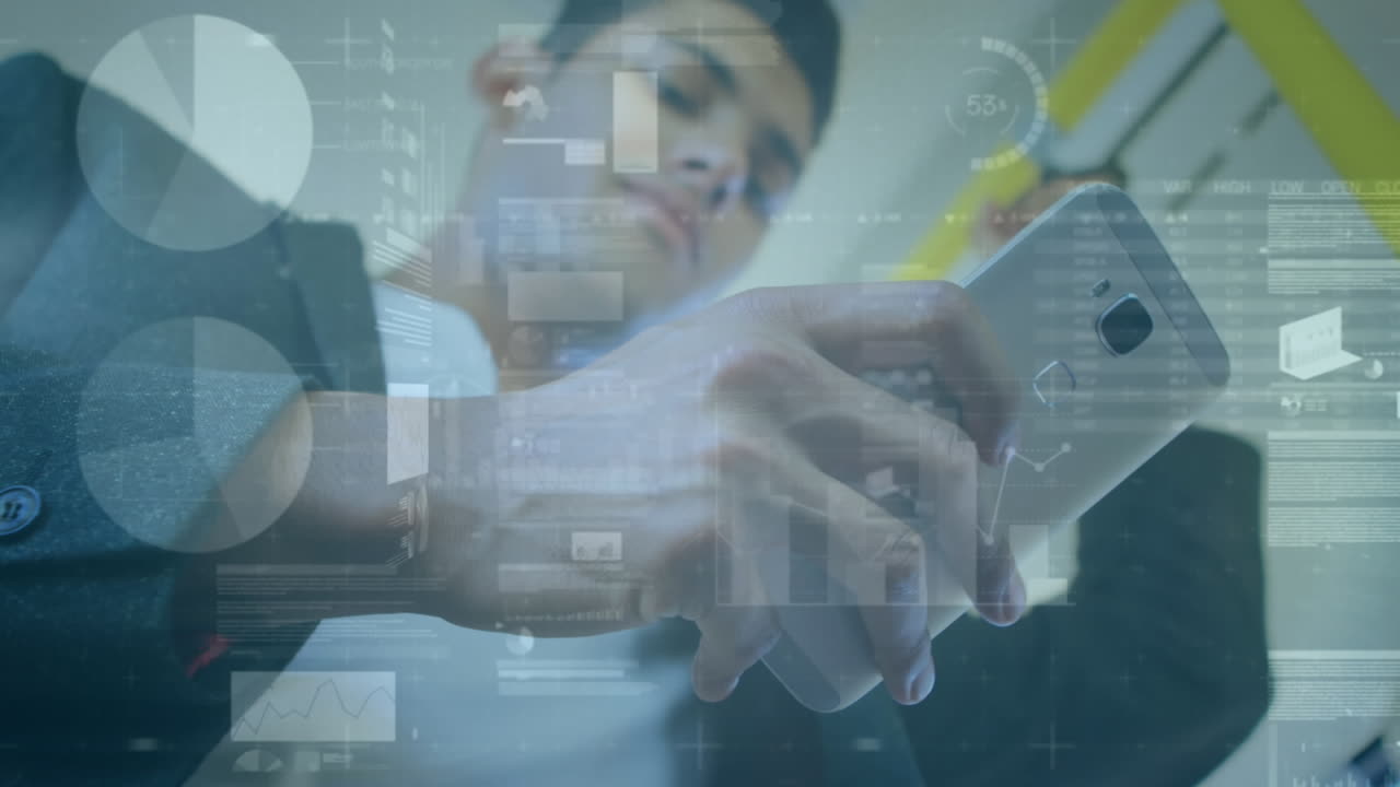 스마트 폰을 사용하는 두 인종의 사업가에 대한 금융 데이터 처리 애니메이션