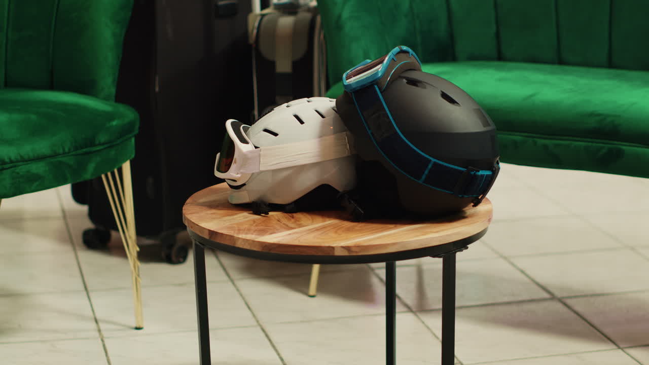 la estación de montaña ofrece esquí en las pistas