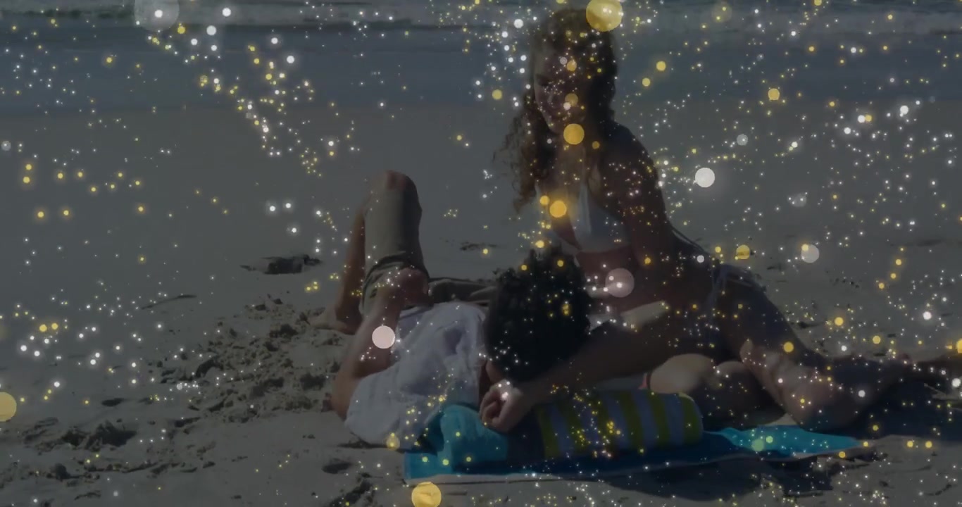 Casal se bronzeando em toalha listrada, sentindo a exposição solar e aplicando loção nas costas para cuidados com a pele.