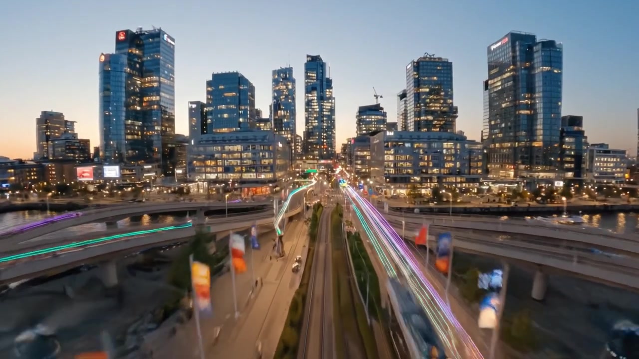 Una vista panorámica al anochecer de un paisaje urbano moderno con rascacielos, puentes y calles iluminadas reflejándose en el agua, capturada en dos encuadres distintos.