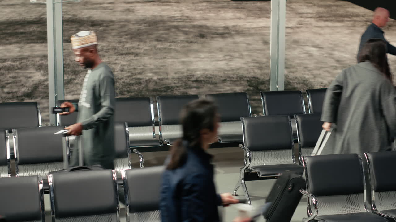 Berjalan kaki, perjalanan global, dan kerumunan multi-etnis menuju gerbang keberangkatan bandara