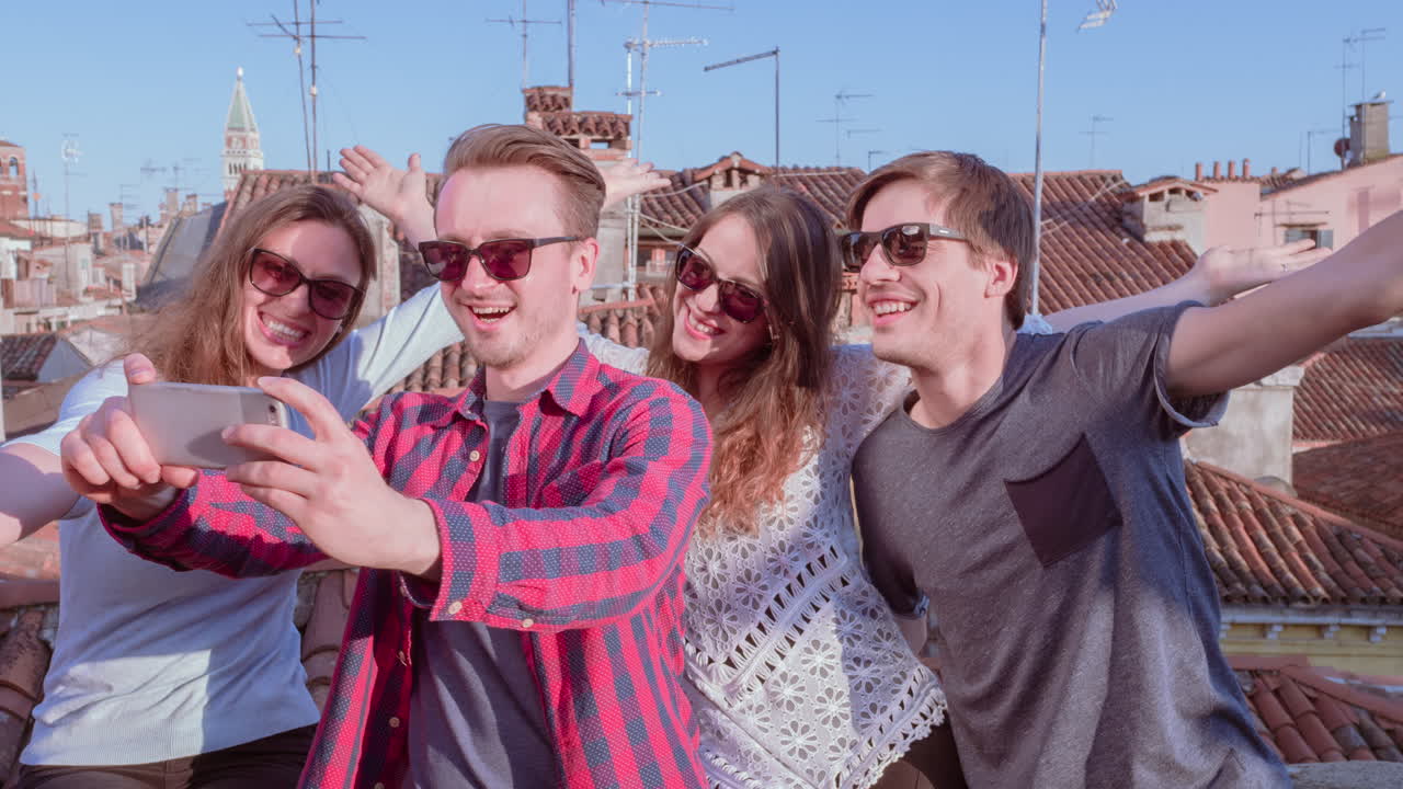 베네치아의 지붕에서 셀피를 찍는 친구들