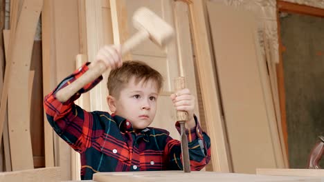 concepto de niños aprendiendo carpintería.