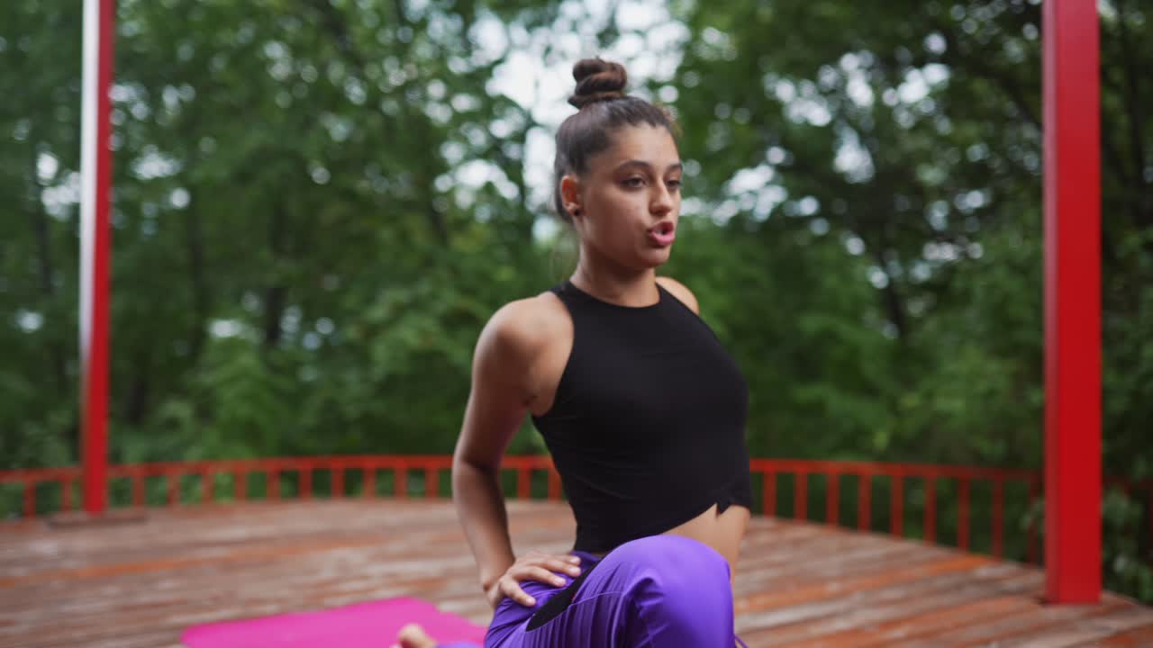 mujer joven haciendo yoga al aire libre