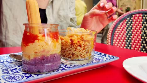 Mujeres-Comiendo-Comida-Tradicional-Española-Huevos-Republicanos-En-Un-Restaurante-Callejero-En-Zaragoza,-España