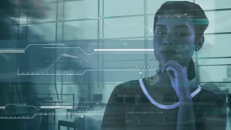 animación de interfaz digital y procesamiento de datos sobre mujer de negocios