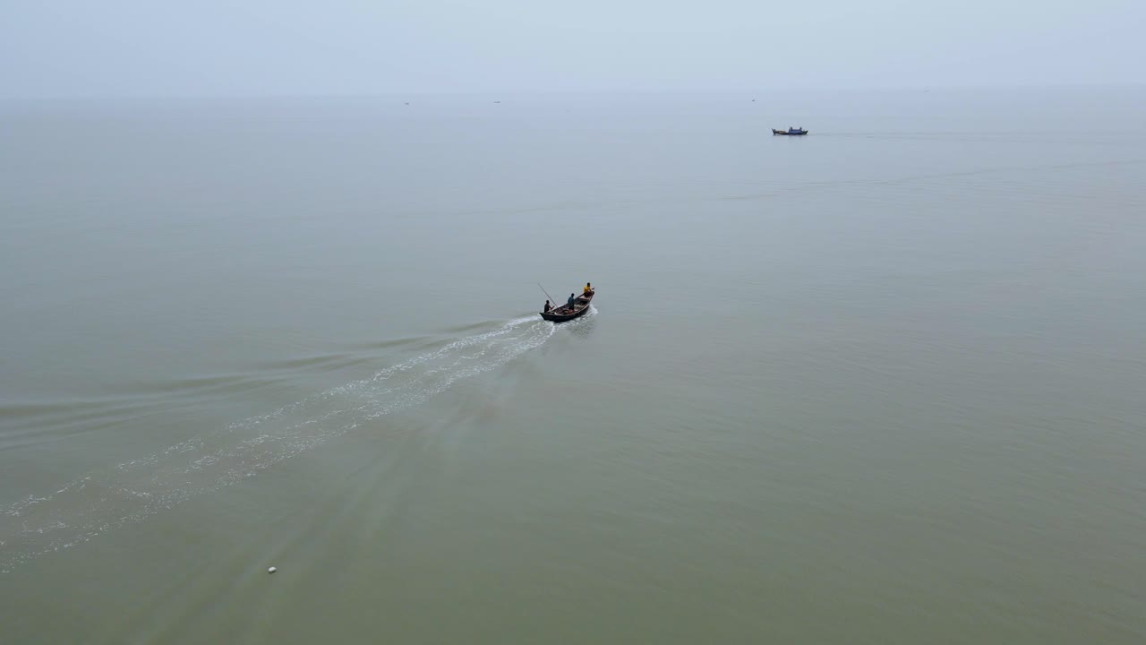 воздушный вид рыболовных траулеров в индийском океане на побережье бангладеш, идущих на рыбалку