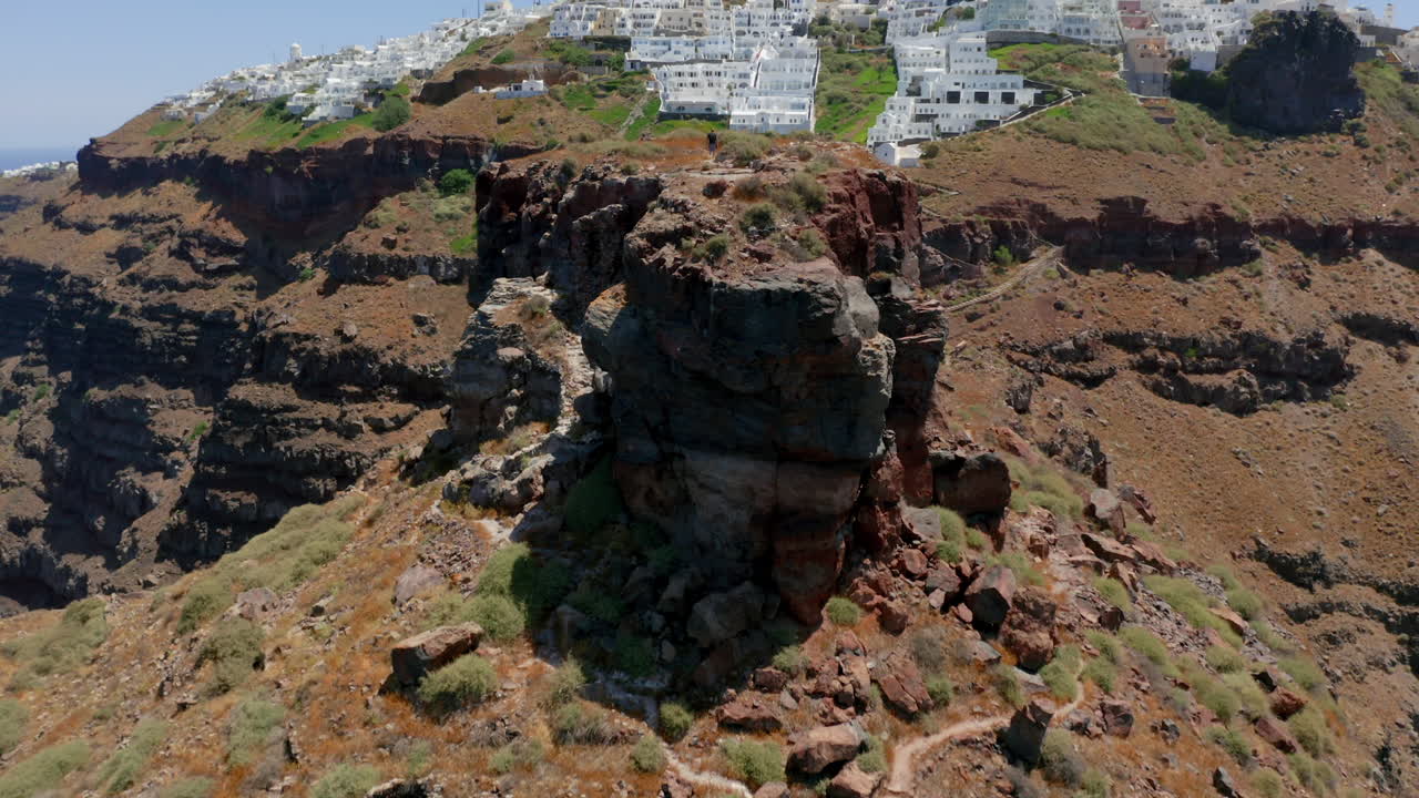 antena: reveladora foto de un hombre caminando sobre la roca skaros en santorini, grecia