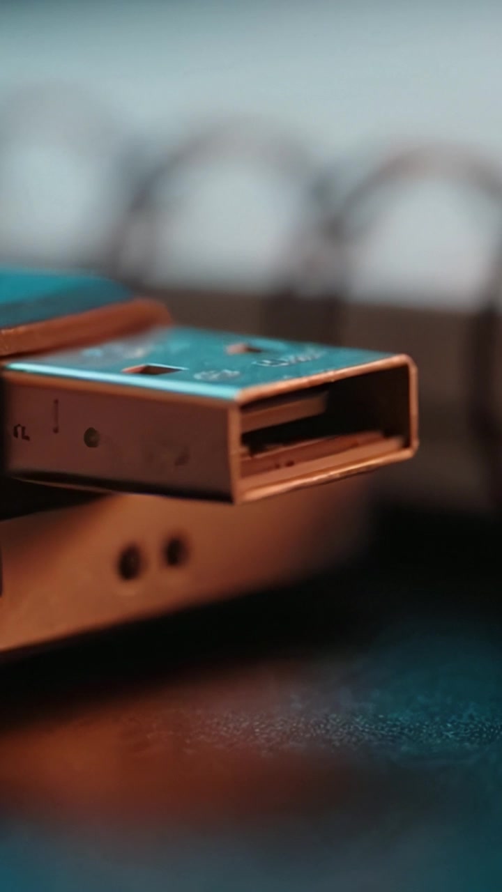 Nærbilleder af en USB-forbindelse, der fremhæver teknologi, moderne enheder og deres indbyrdes forbindelse i et moderne arbejdsområde