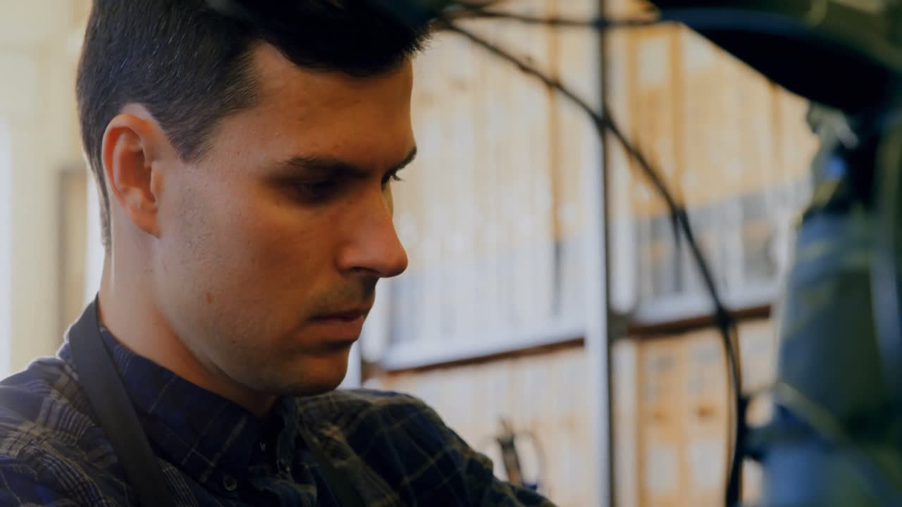 4k 워크 ⁇  에서 자전거 를 수리 하는 사람