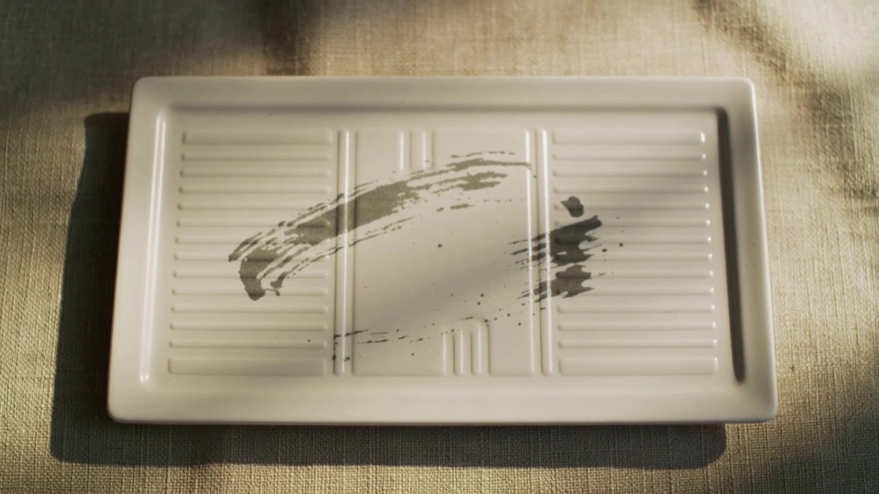 Tomt rektangulært keramisk serveringsfad med penselstrøgsdesign