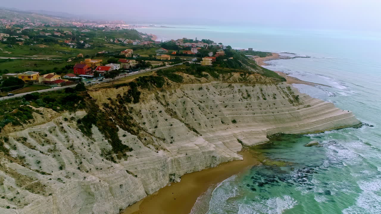 vista aérea de la escalera del acantilado turco y la costa en sicilia, italia