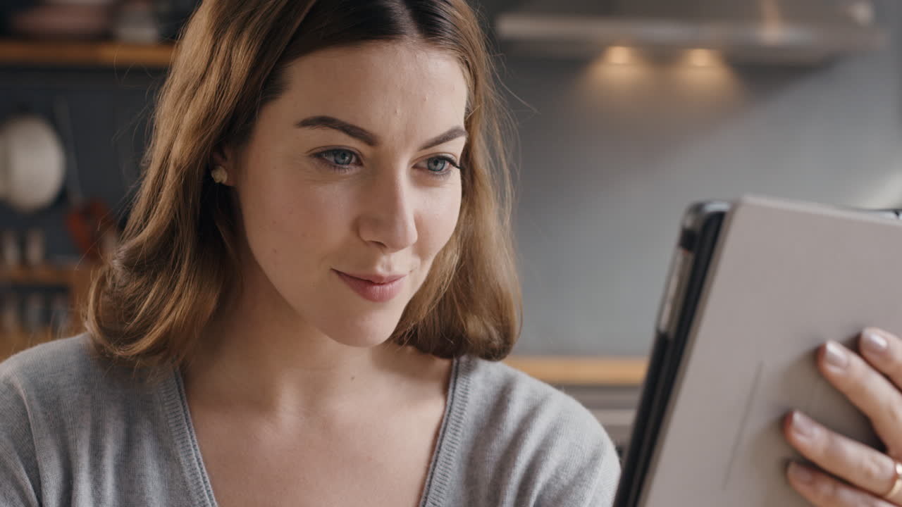 mujer hermosa feliz usando una tableta digital navegando por internet permaneciendo conectada en casa