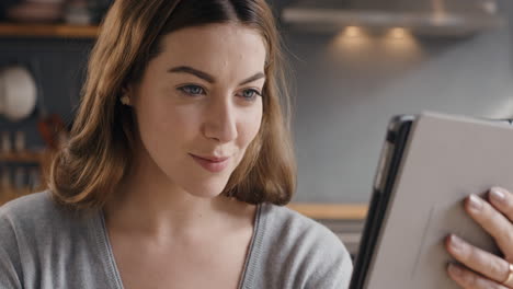 mujer hermosa feliz usando una tableta digital navegando por internet permaneciendo conectada en casa