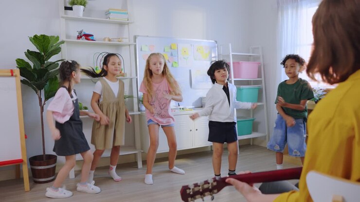 crianças a dançar numa sala de aula.