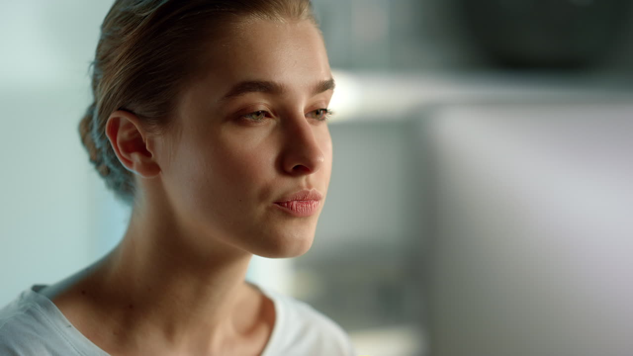 escritora enfocada en la creación de un artículo de retrato. mujer de negocios considera el proyecto.