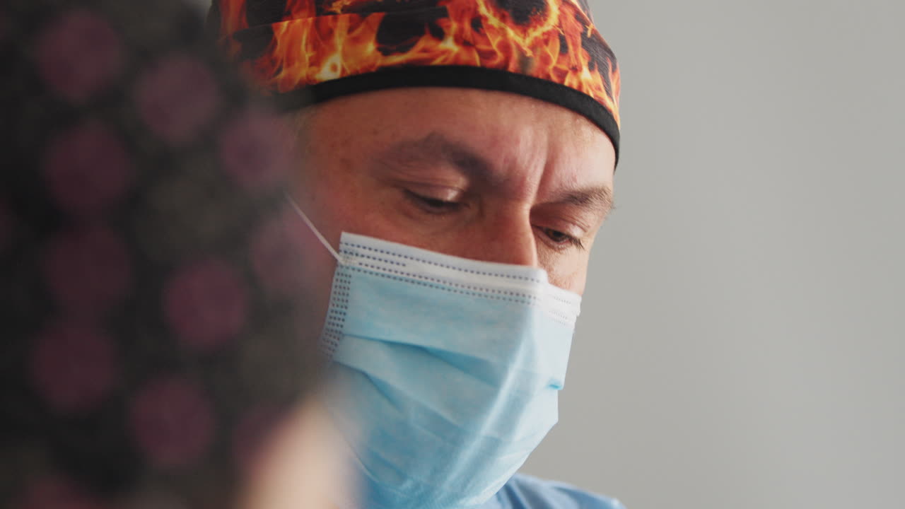 médico que examina al paciente