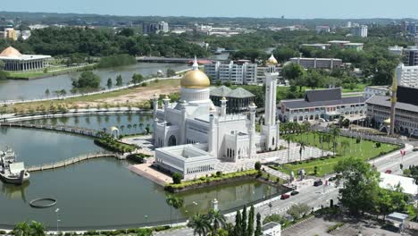 vista aérea de la mezquita sultan omar ali saifuddin y la barcaza real en brunei darussalam